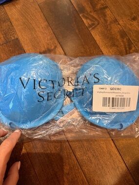 Victoria's Secret Bright Blue Lace Push-Up Bra very sexy bombshell